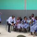 L’ULCM – Section d’Abidjan distribue 960 cartables scolaires à Adjamé et récompense les élèves méritants